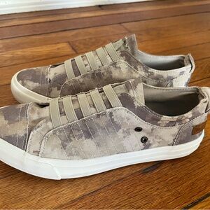 👟⭐️👟BRAND NEW Blowfish Camouflage Sneakers, SIZE 9 👟⭐️👟